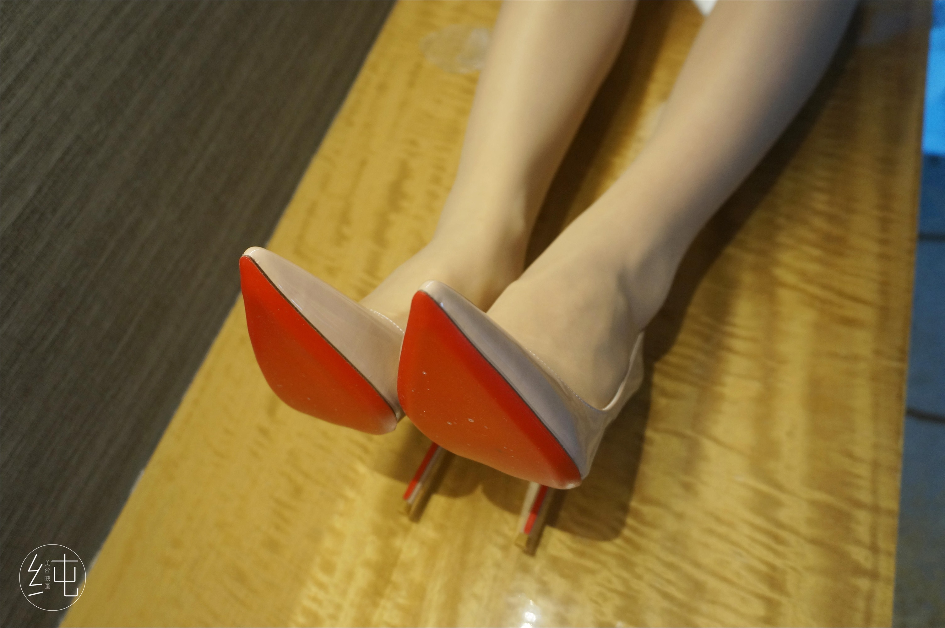 美丝映画 Vol.002 小姐姐酒店浴袍肉丝1